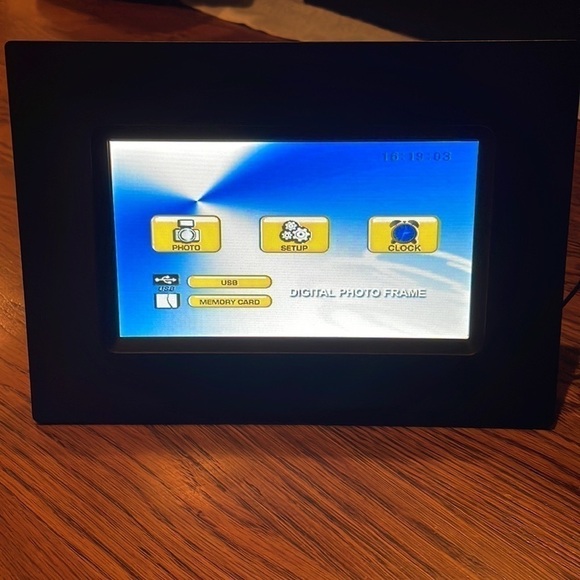Nextar digital photo frame N7-110 with black or silver frame and instruc… - Picture 4 of 5